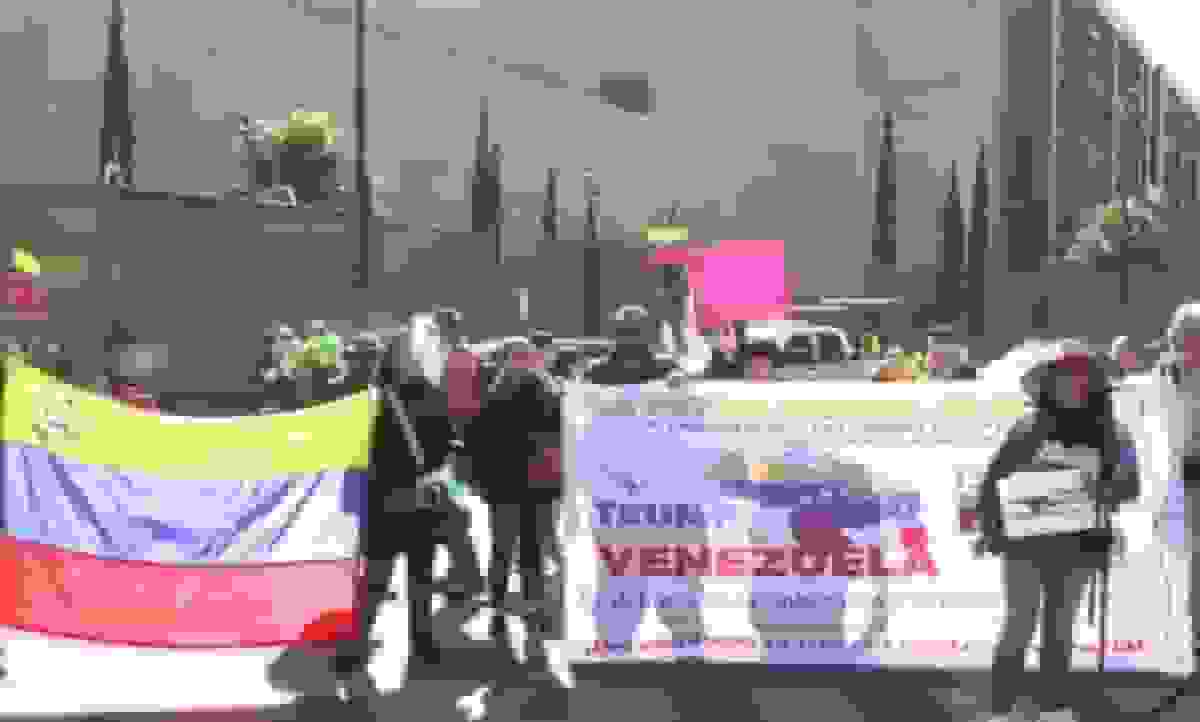 حمله معترضان مکزیکی به سفارت آمریکا با پرتاب سنگ