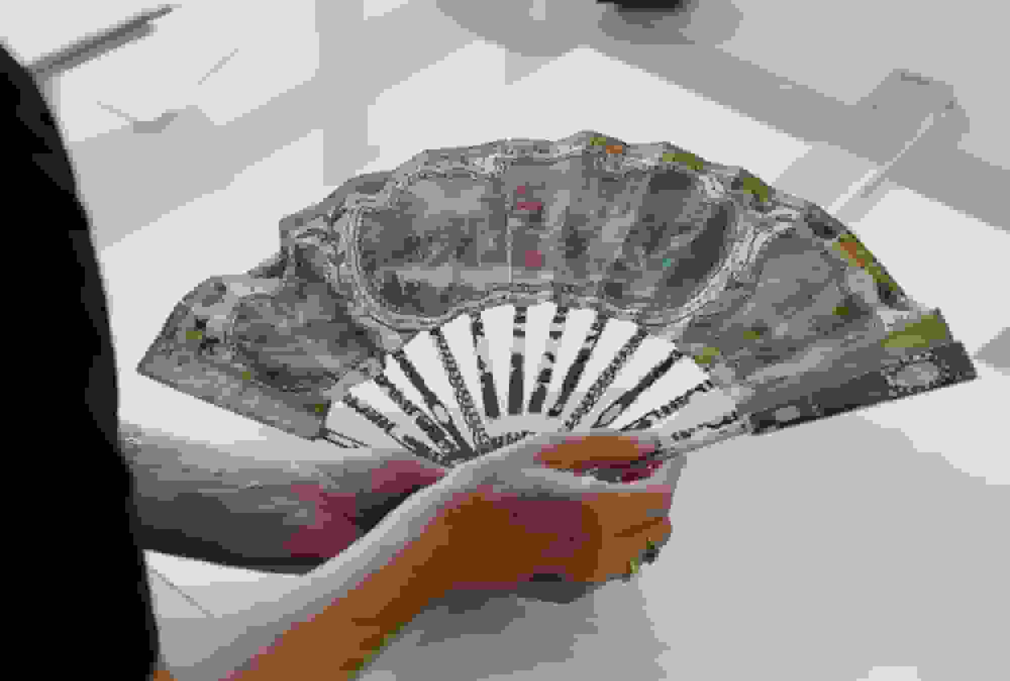 فرآیند دقیق مرمت یک بادبزن قرن هجدهمی